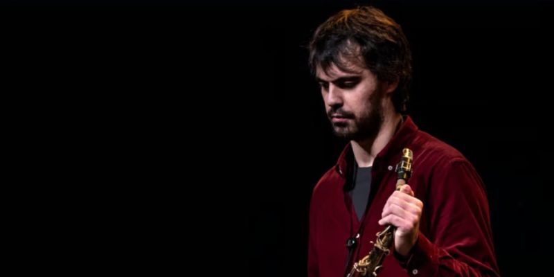 Zé Pedro Coelho (1984) Es Músico, Saxofonista Y Licenciado En Interpretación Por La Escuela Superior De Música Y Artes Escénicas De Oporto.